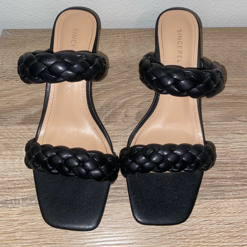 BLACK BRAIDED HEELS